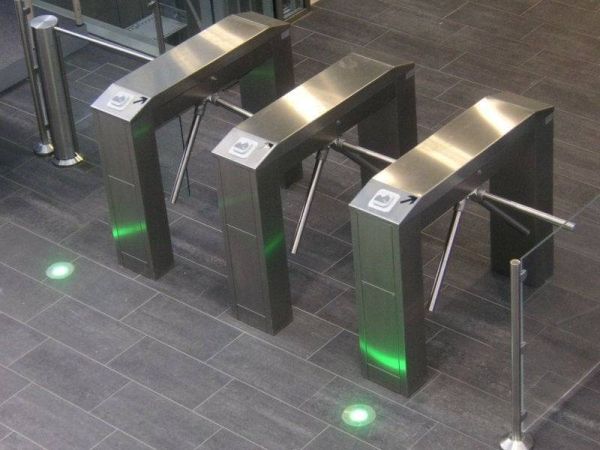 Трехштанговый тумбовый турникет-трипод Gotschlich Modul Cross 3-Arm (6MCR3AEC)