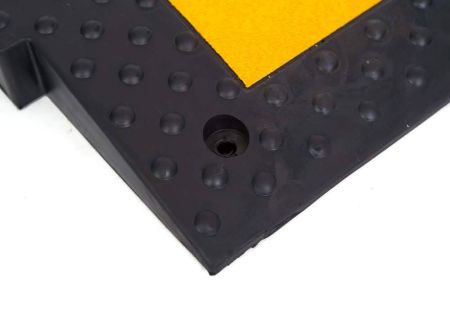 Искусственная дорожная неровность ИДН-500-1 с усиленным креплением (центральный элемент) Искусственная дорожная неровность ИДН-500-1 с усиленным креплением (центральный элемент)