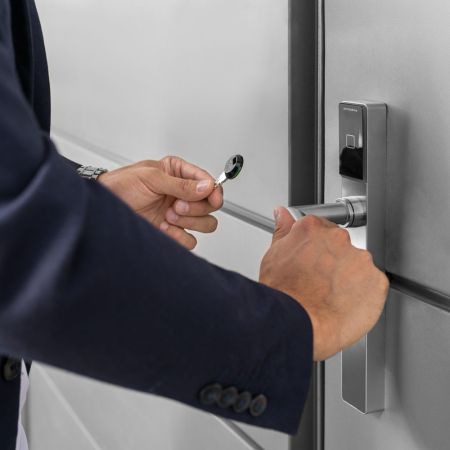 Электронный замок dormakaba c-lever pro (белый, узкий, offline, 92 мм, левый, ручки HL, шток 9 мм) Электронный замок dormakaba c-lever pro (белый, узкий, offline, 92 мм, левый, ручки HL, шток 9 мм)