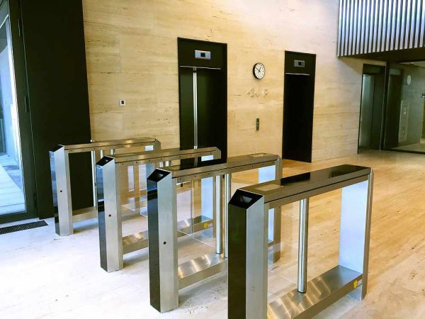 Распашной турникет Gotschlich Axioma DF VIP 1025H со сканером штрих-кода Распашной турникет Gotschlich Axioma DF VIP 1025H со сканером штрих-кода