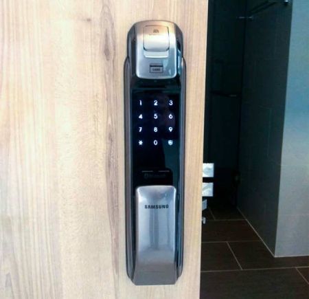 Электронный замок биометрический Samsung SHP-DP728AK/VK с bluetooth (одноригельная врезная часть) Электронный замок биометрический Samsung SHP-DP728AK/VK с bluetooth (одноригельная врезная часть)