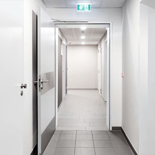 Скользящий канал dormakaba G-Ubivis XEA, серый P600, автономный, с встроенным датчиком дыма