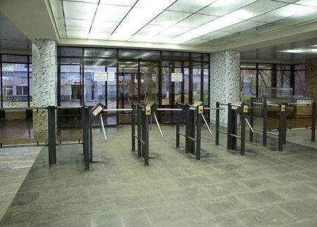 Турникет-трипод PERCo-TTR-04.1E из окрашенной стали, черный с блестками (с планками Антипаника) Турникет-трипод PERCo-TTR-04.1E из окрашенной стали, черный с блестками (с планками Антипаника)