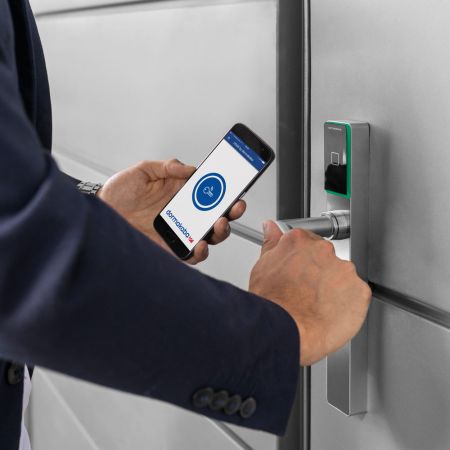 Электронный замок dormakaba c-lever pro (белый, узкий, offline, 92 мм, левый, ручки HL, шток 9 мм) Электронный замок dormakaba c-lever pro (белый, узкий, offline, 92 мм, левый, ручки HL, шток 9 мм)