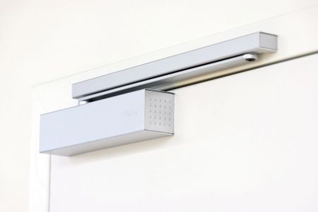 Доводчик дверной dormakaba TS93 G BC+DC EN 2-5, серый, по технологии Cam Action Доводчик дверной dormakaba TS93 G BC+DC EN 2-5, серый, по технологии Cam Action