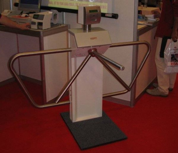 Трехштанговый турникет-трипод Gotschlich Compact Plus 3-Arm из окрашенной стали (6COP3AEB)