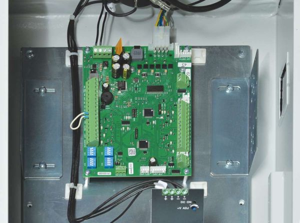 Шлагбаум автоматический PERCo GS14 со складной стрелой 4.3 м и встроенной системой обогрева Шлагбаум автоматический PERCo GS14 со складной стрелой 4.3 м и встроенной системой обогрева